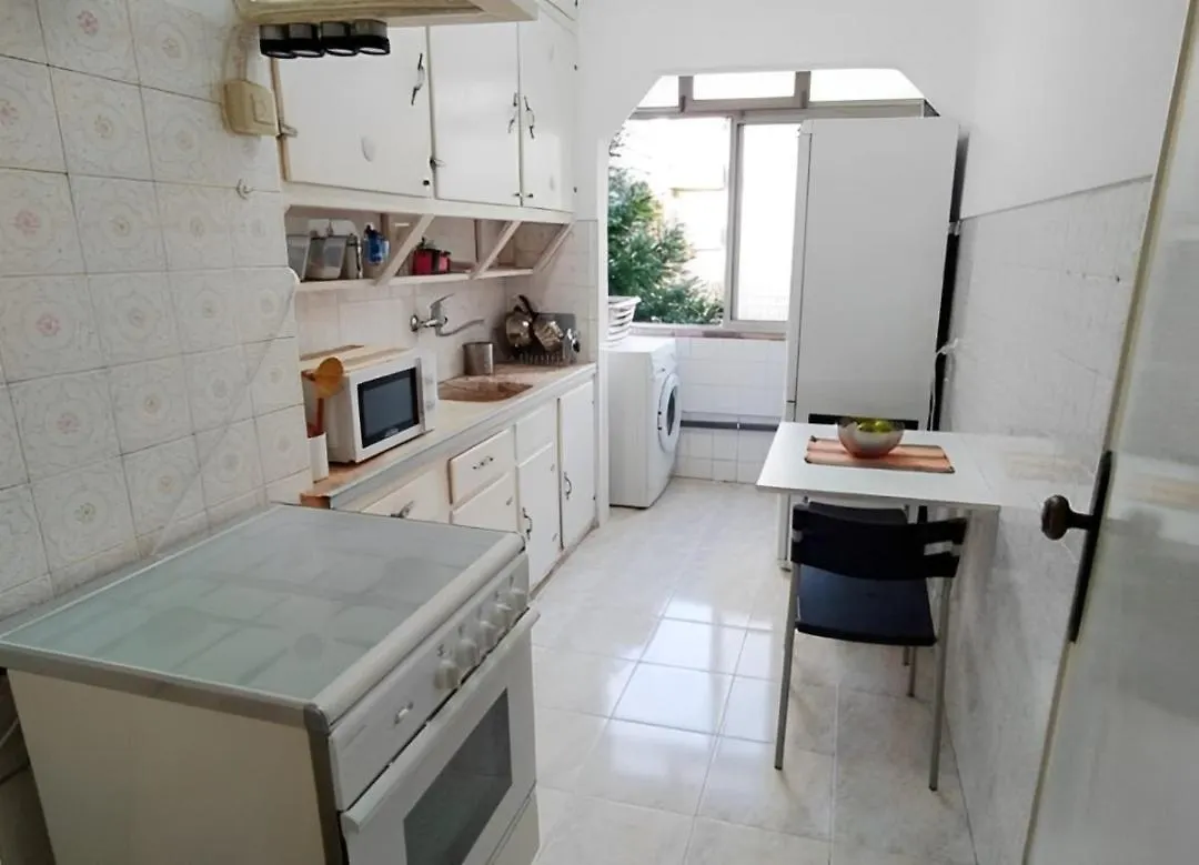 Alloggio in famiglia Quarto Cama Queen Lisboa Benfica Em Apartamento Familiar - Casa De Banho Compartilhada - Temos Cao