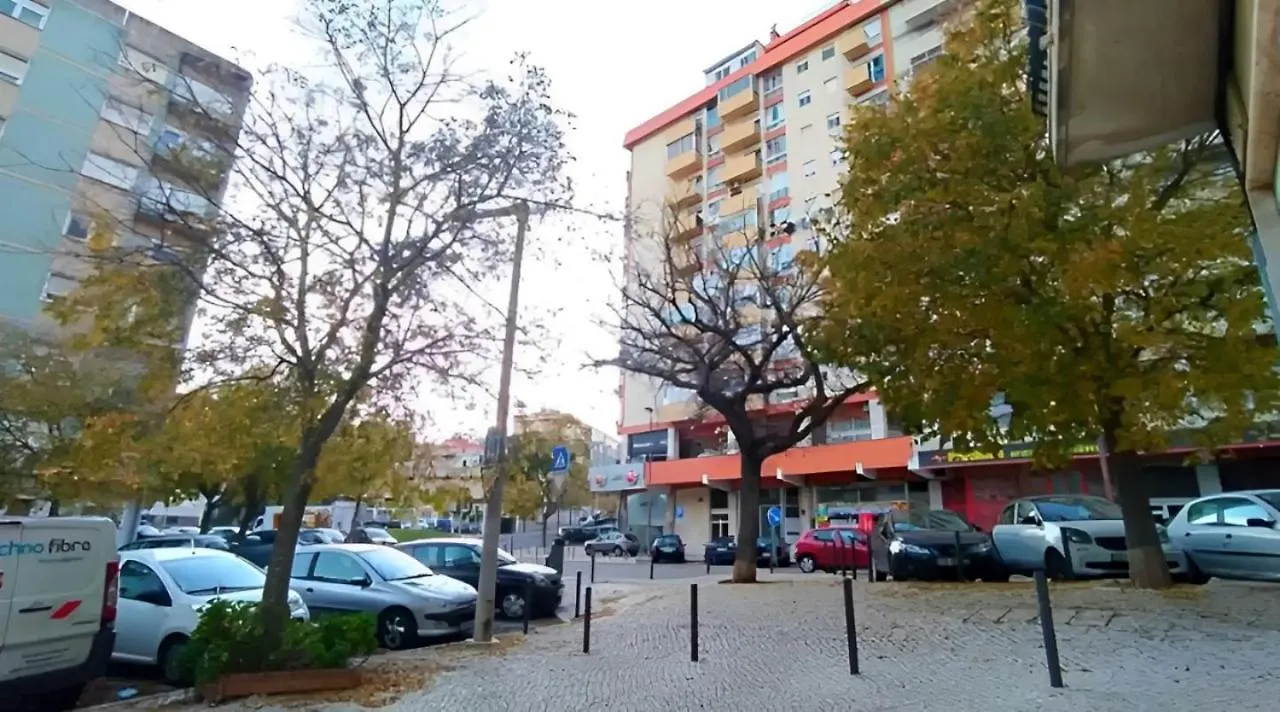 Quarto Cama Queen Lisboa Benfica Em Apartamento Familiar - Casa De Banho Compartilhada - Temos Cao 0*, Lisbona Portogallo