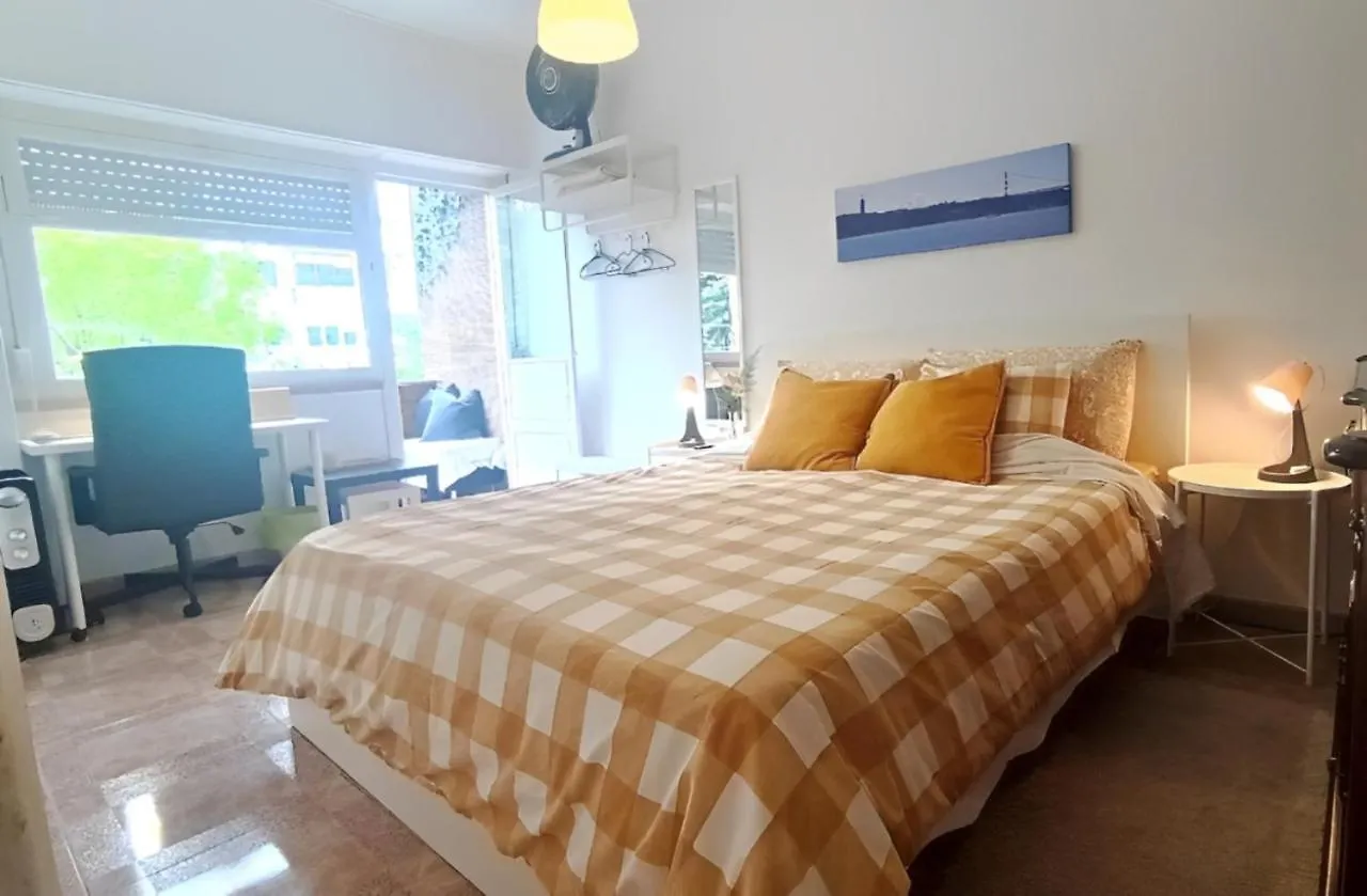 Quarto Cama Queen Lisboa Benfica Em Apartamento Familiar - Casa De Banho Compartilhada - Temos Cao